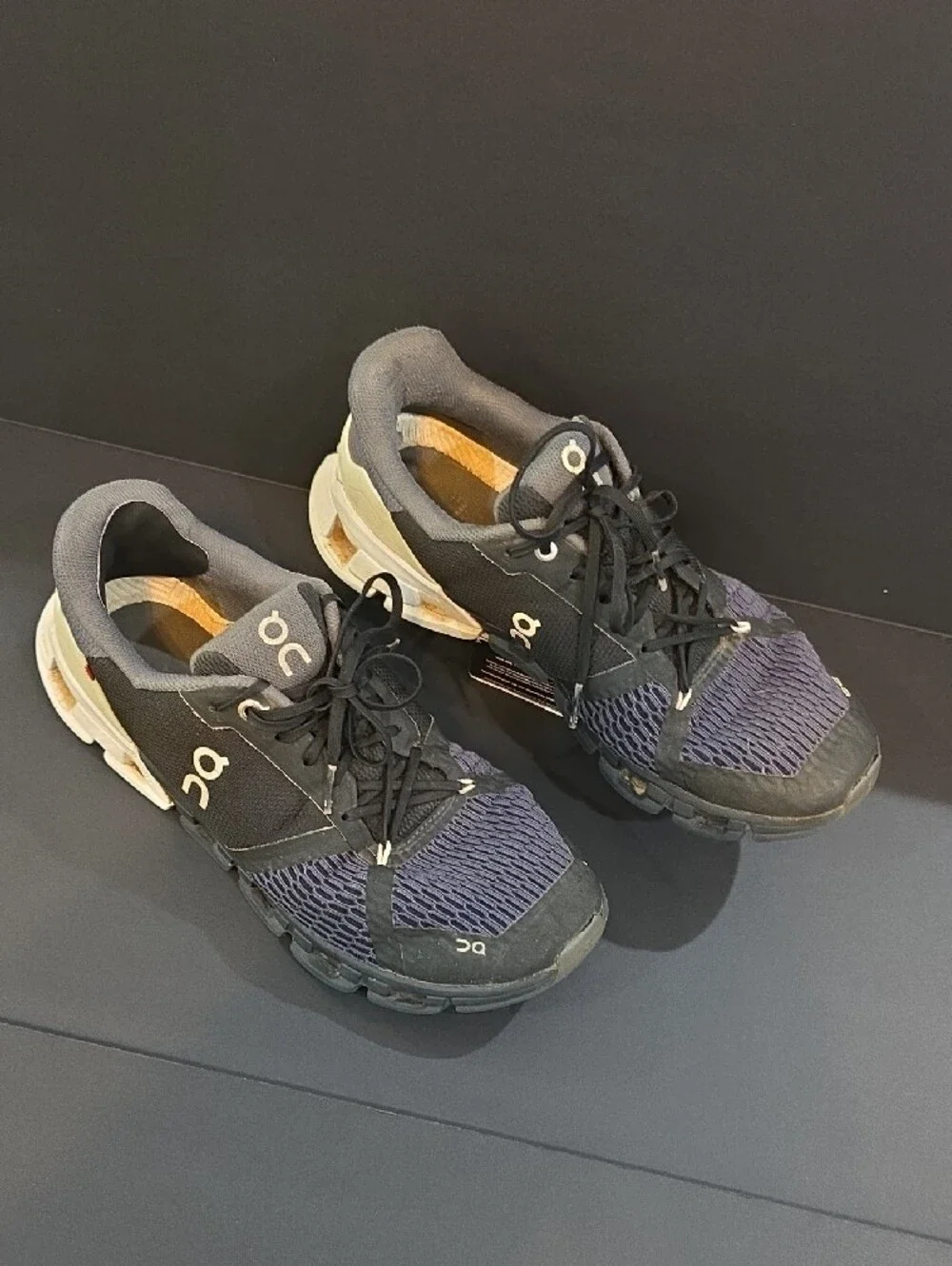 On Running Cloud Men's Cloud Sneakers - Black & Navy Size 7.5